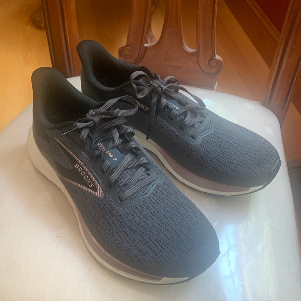 Brooks Anthem 7 gray women’s sneakers size 10